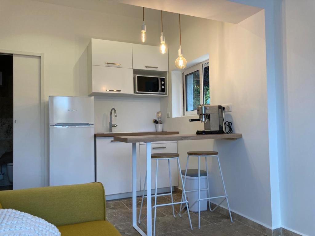 Charmant Studio Dans Villa - Parking - Jardin La Seyne-sur-Mer Exterior photo